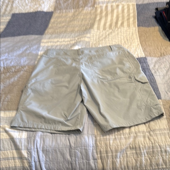 UNDER ARMOUR SIZE 34 Men's Gray Cargo Shorts:  EXCELLENT CONDITION - Picture 3 of 3